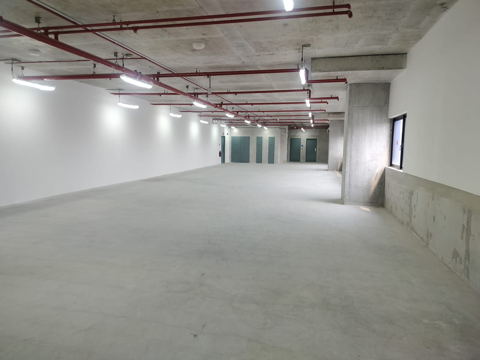 Bare Level 4M open floor with a column and windows